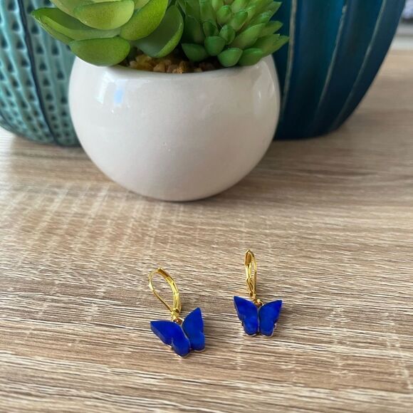 5/$25 Hypoallergenic Acrylic Butterfly Huggie Hoop - Picture 2 of 3